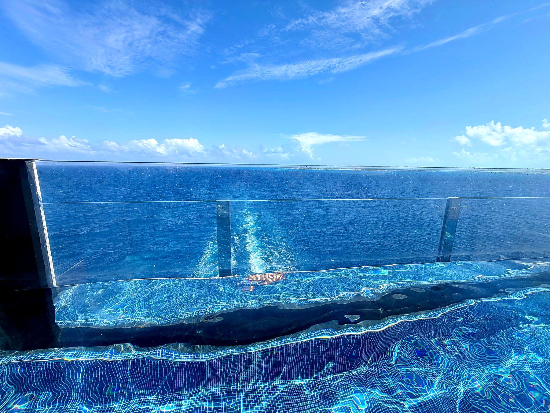 青い海に浮かぶ船上のインフィニティプール